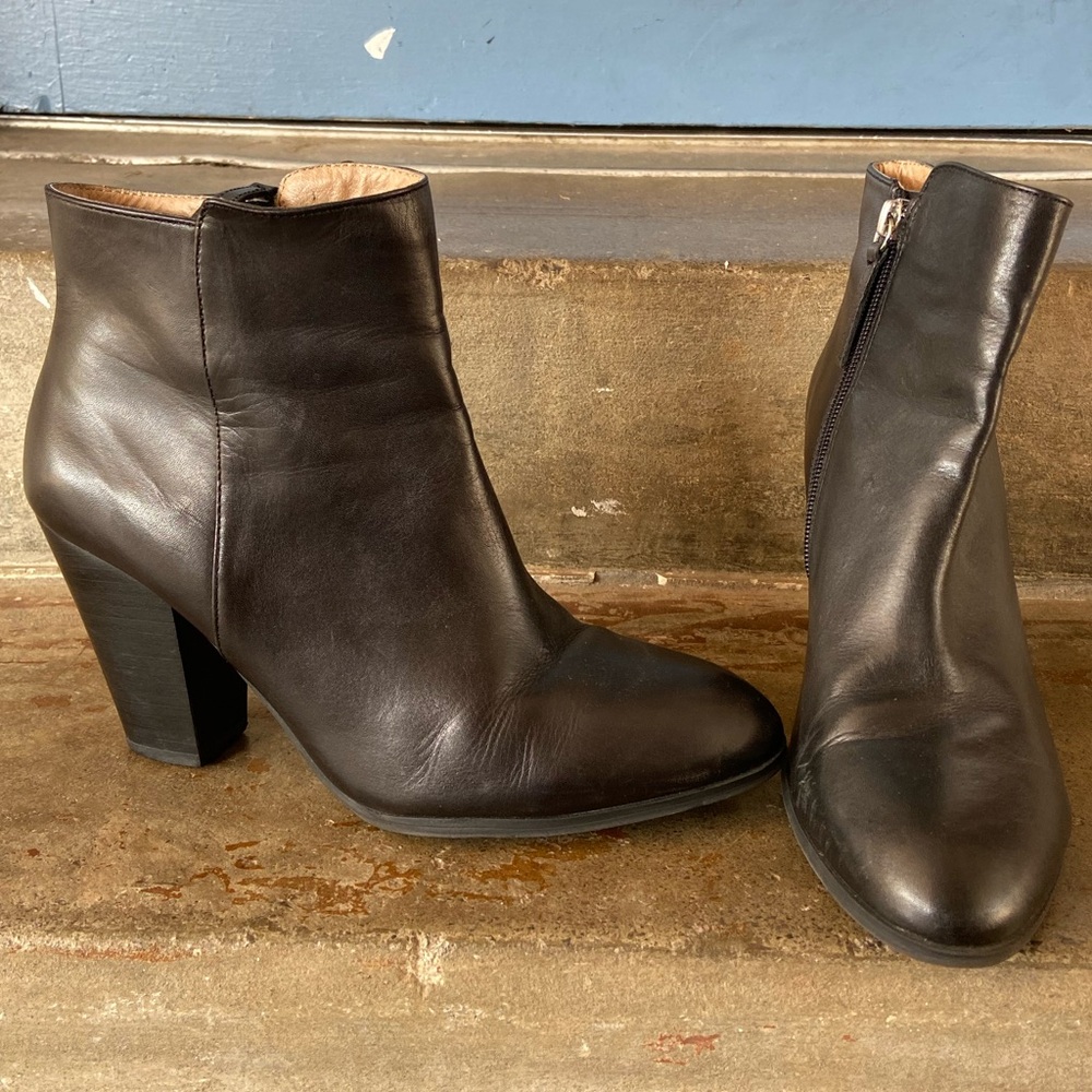 Adrienne Vittadini black leather ankle boot